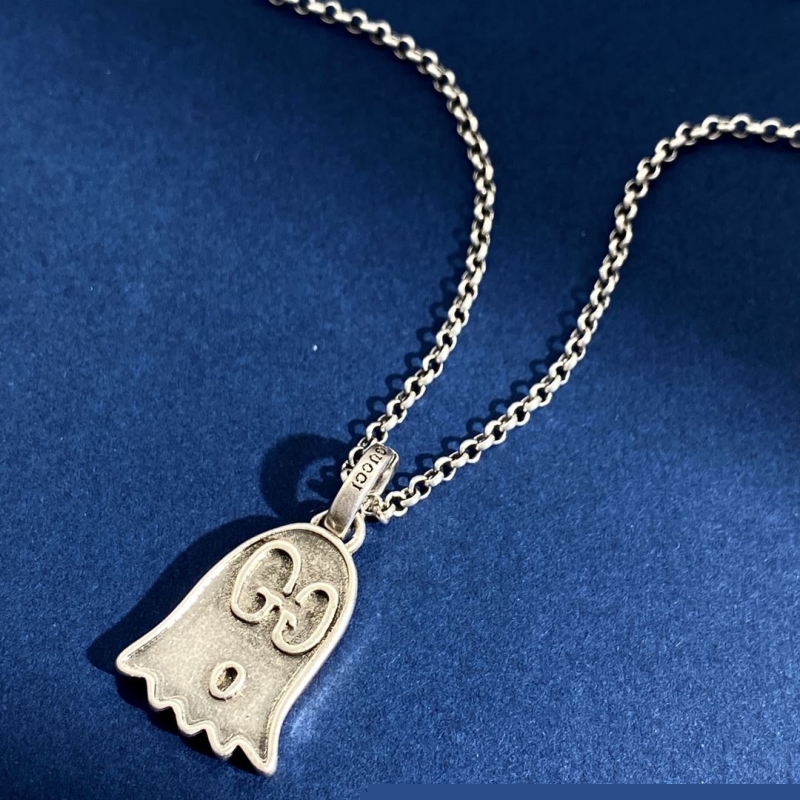 G*u*i necklaces